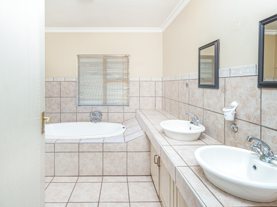 4 Bedroom Property for Sale in Caribbean Beach Club North West